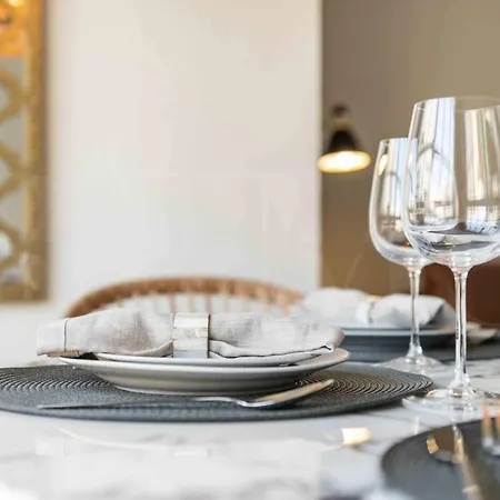Spacious & Authentic By Rems Málaga
