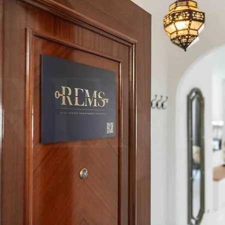 Spacious & Authentic By Rems Apartament