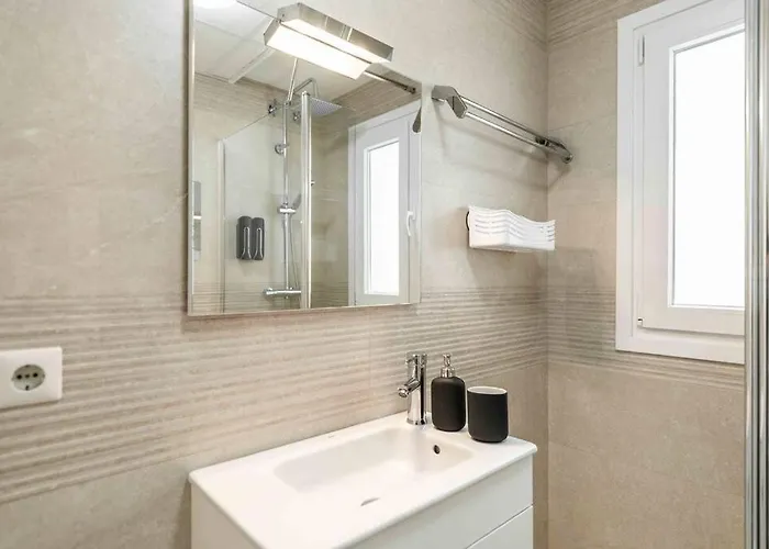 Spacious & Authentic By Rems Apartment Málaga