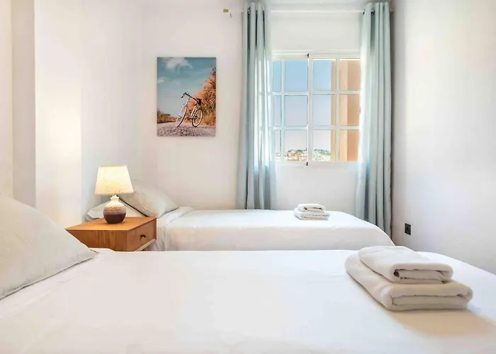 Spacious & Authentic By Rems Apartment Málaga
